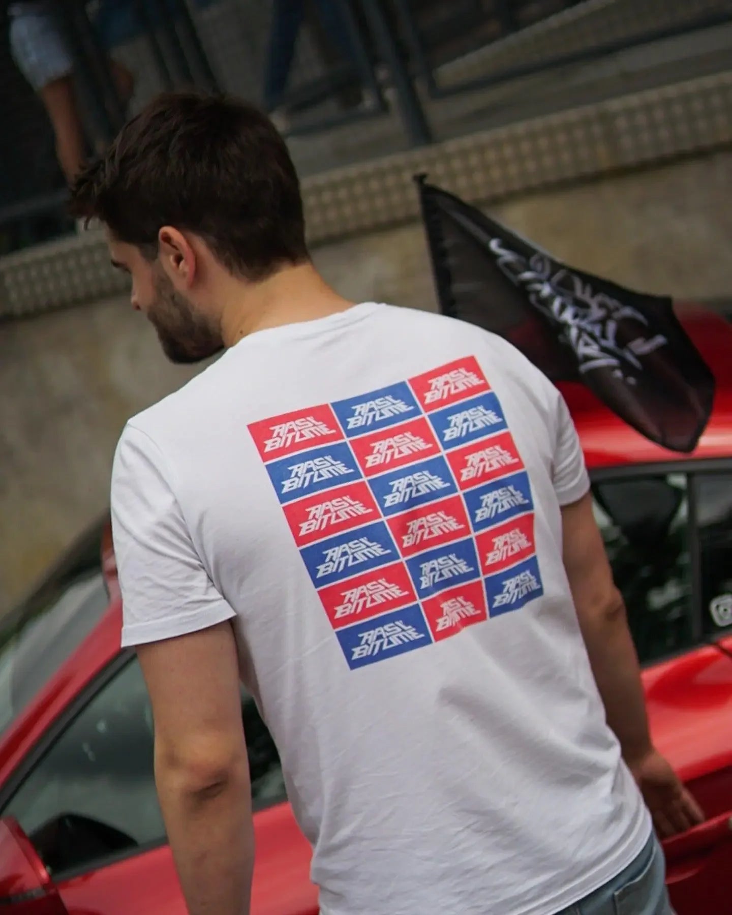 T-shirt On the ground background Rasl'Bitume