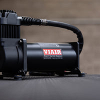Compresseur Air Ride VIAIR 444C Stealth Black – 100% Duty Cycle 200 PSI Tête Intercooler